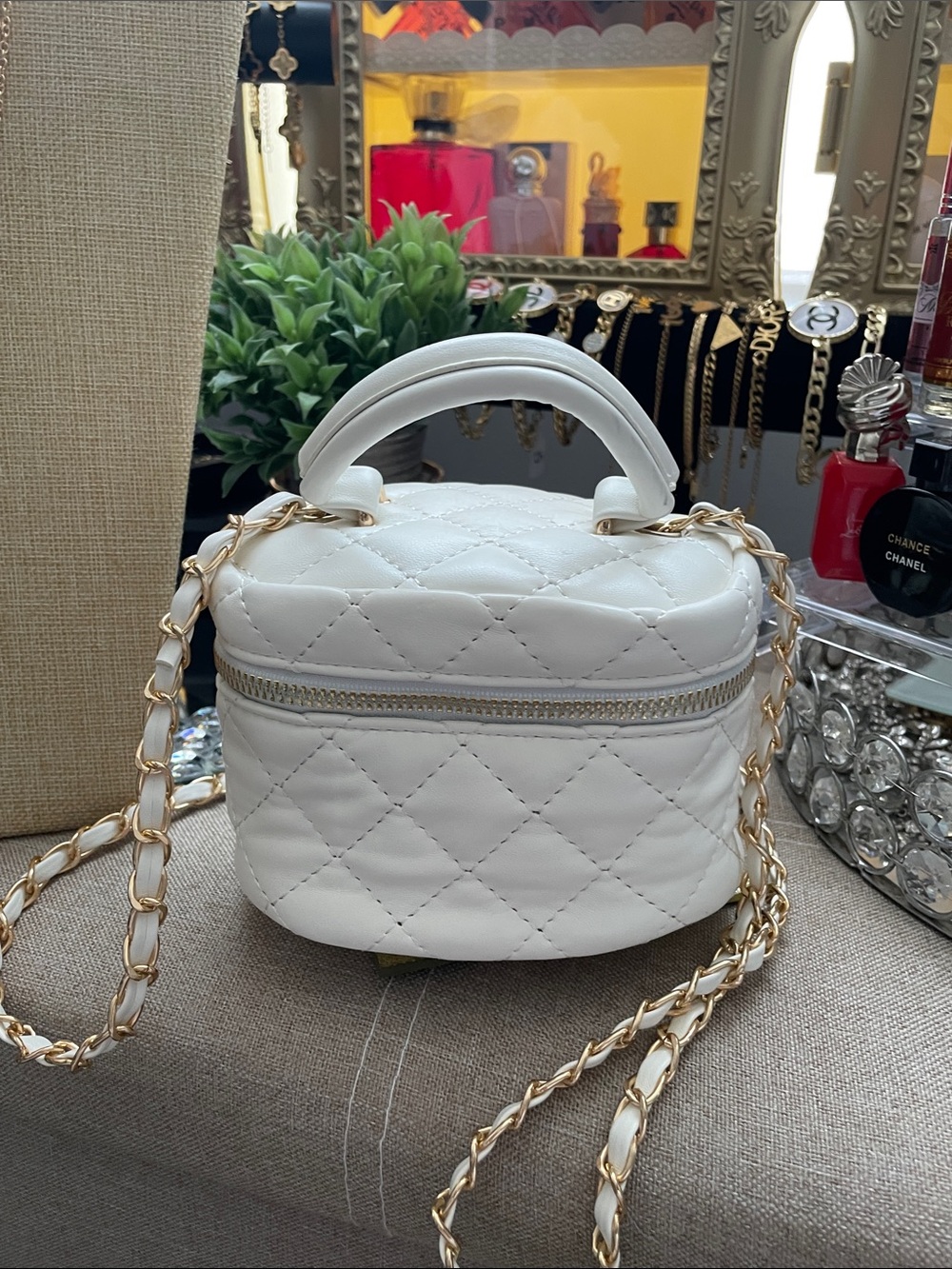 ✨Off White Quilted Crossbody Mini Vanity Bag with Gold Chain✨NWOT